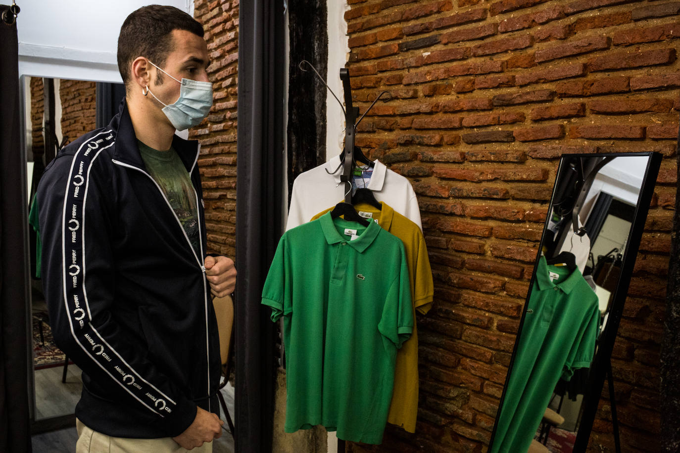 Fotos: Dos jóvenes abren una tienda &#039;vintage&#039; de ropa de segunda mano en Bilbao