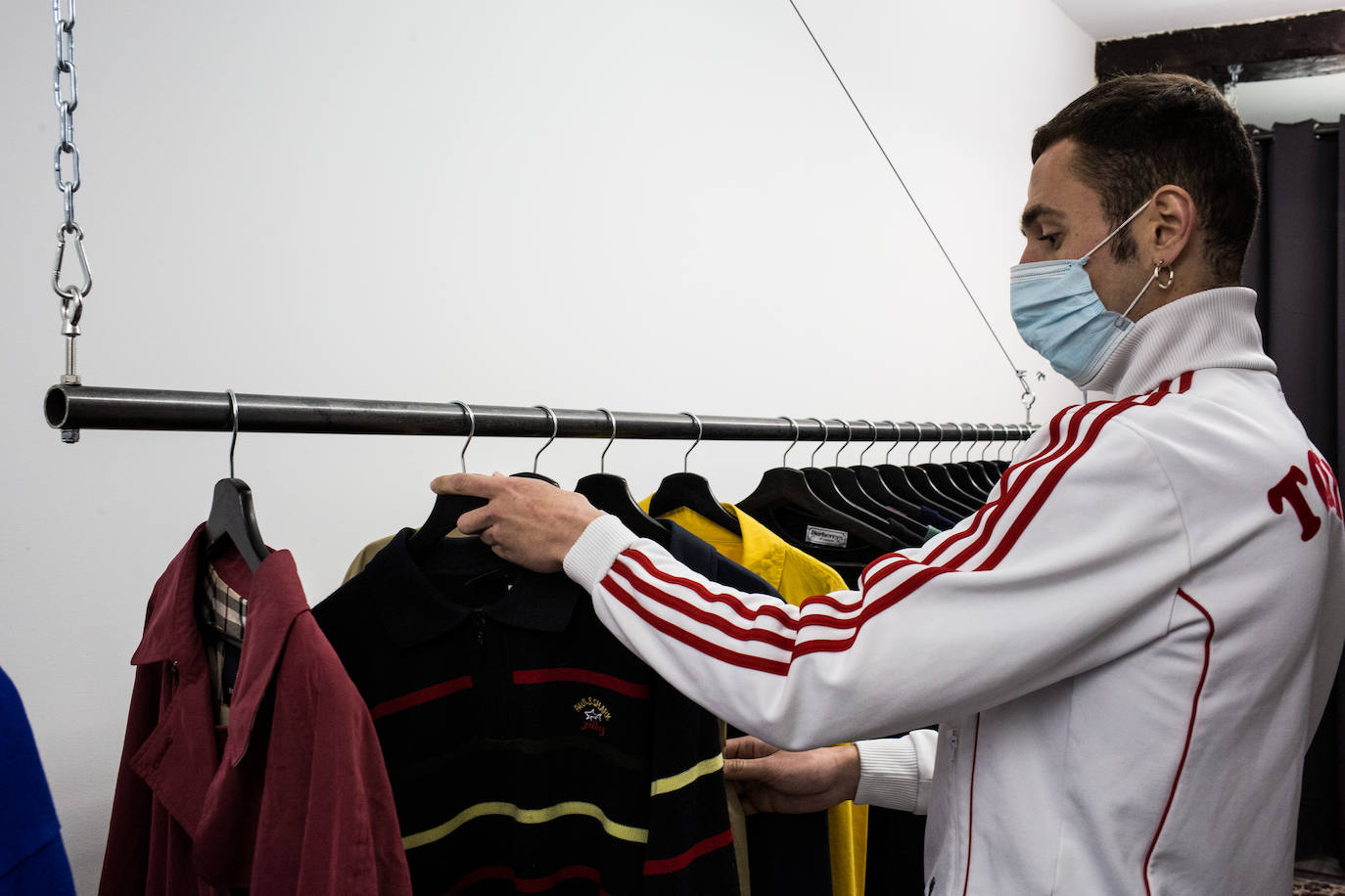 Fotos: Dos jóvenes abren una tienda &#039;vintage&#039; de ropa de segunda mano en Bilbao