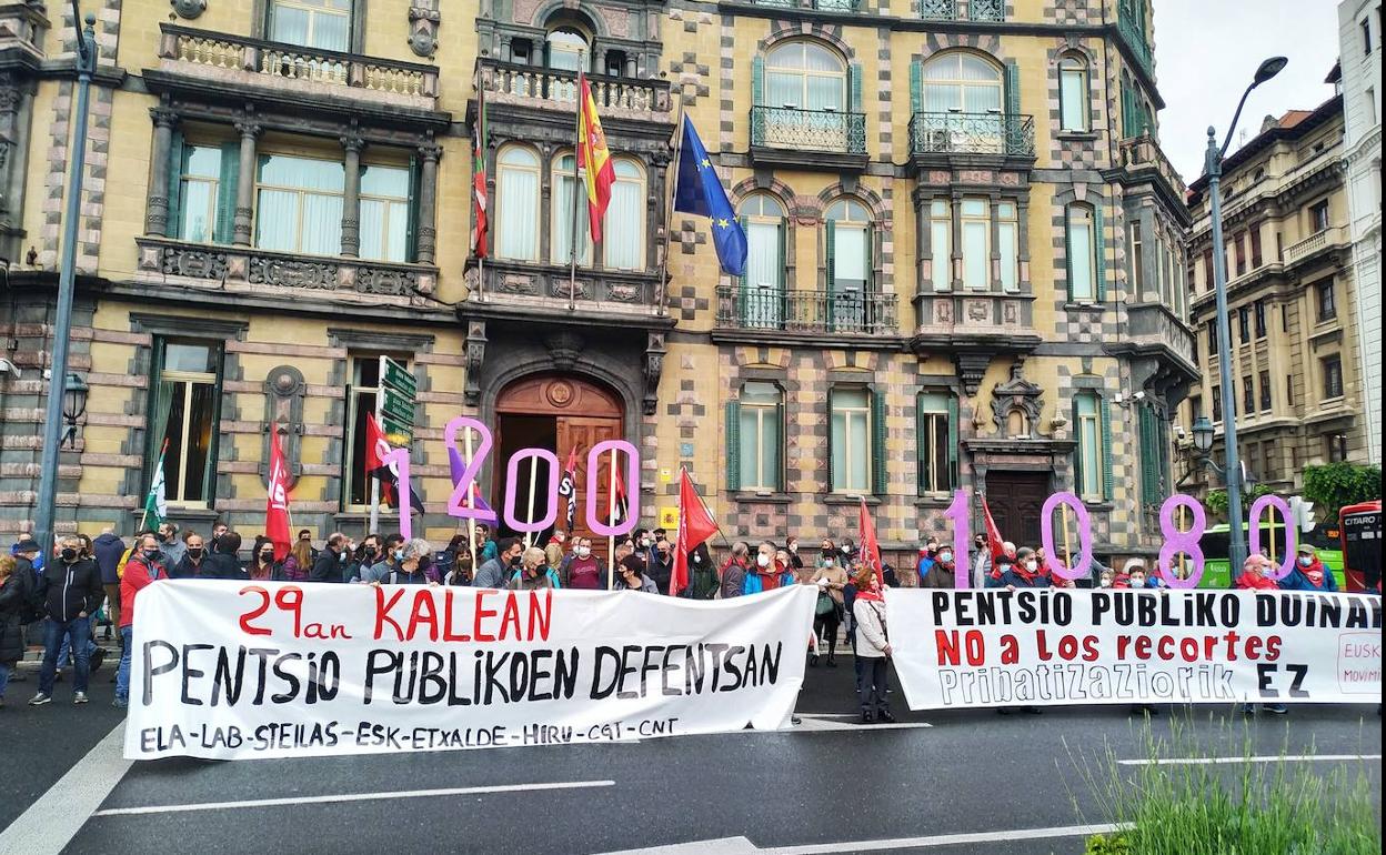 Pensionistas y representantes de los sindicatos se han concentrado este lunes frente a la subdelegación del Gobierno en Bilbao.