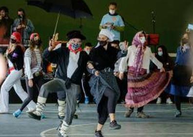 Imagen secundaria 1 - Ibilaldiaren oihartzunak Leioa eta Sopela lotu du: 8,5 kilometro irrintzika