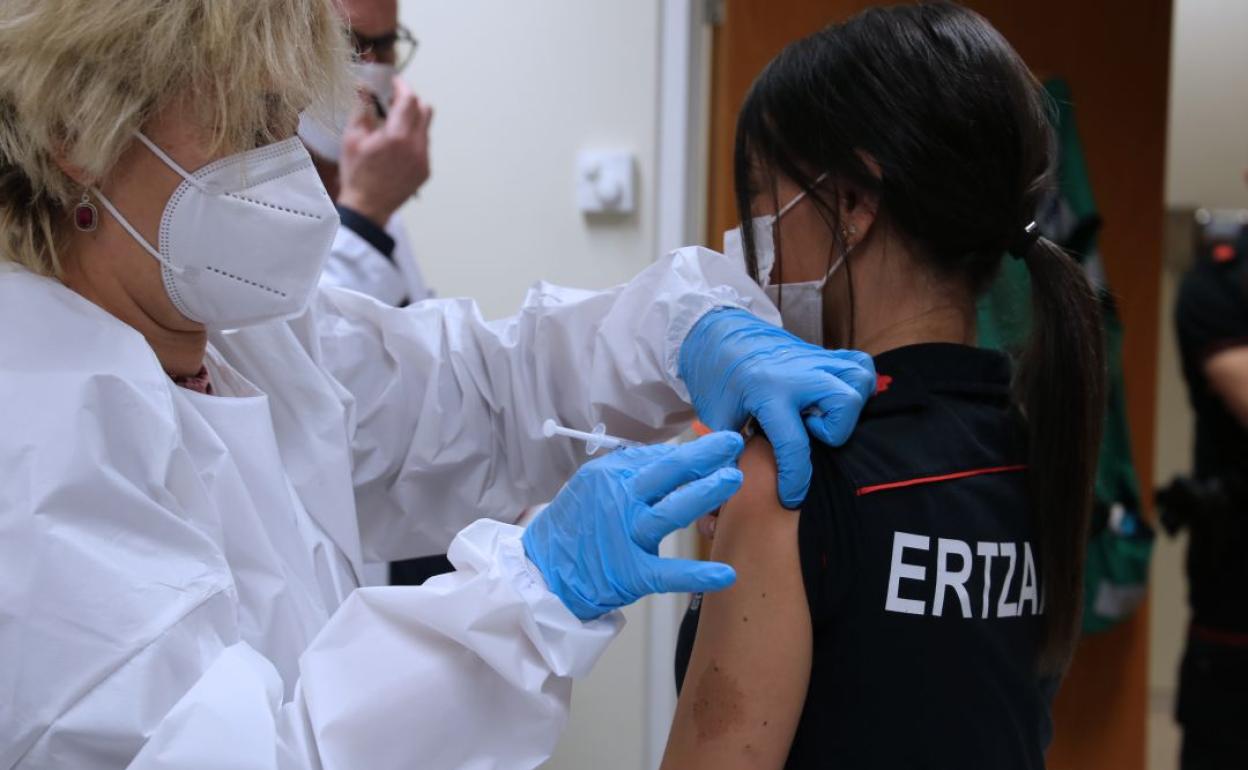 Una agente recibe la primera dosis. 