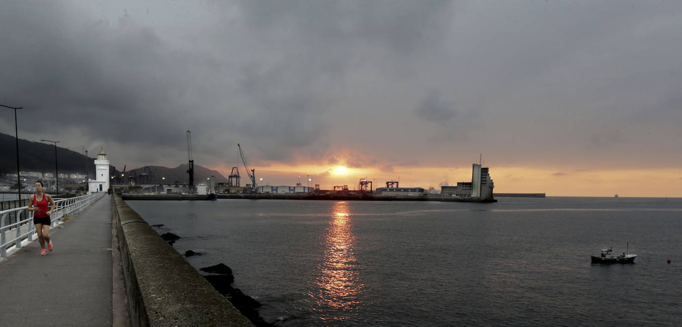 Una mujer corre en las inmediaciones del Puerto Deportivo de Getxo, mientras atardece. 