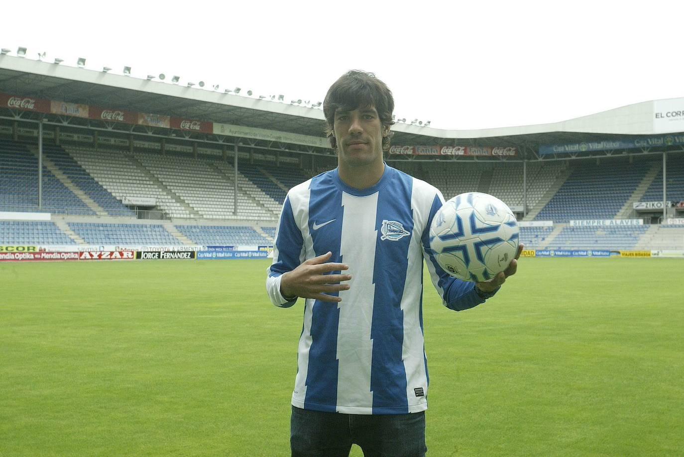 Manu García, durante su presentación en Mendizorroza, en julio de aquel año, como jugador del Alavés.