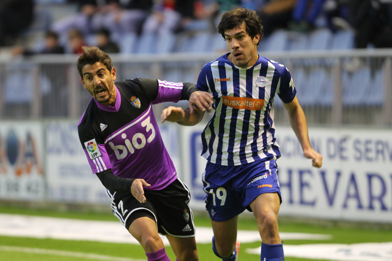 Manu García pugna con Javier Carpio, del Ponferradina, durante un partido disputado en Mendizorroza.