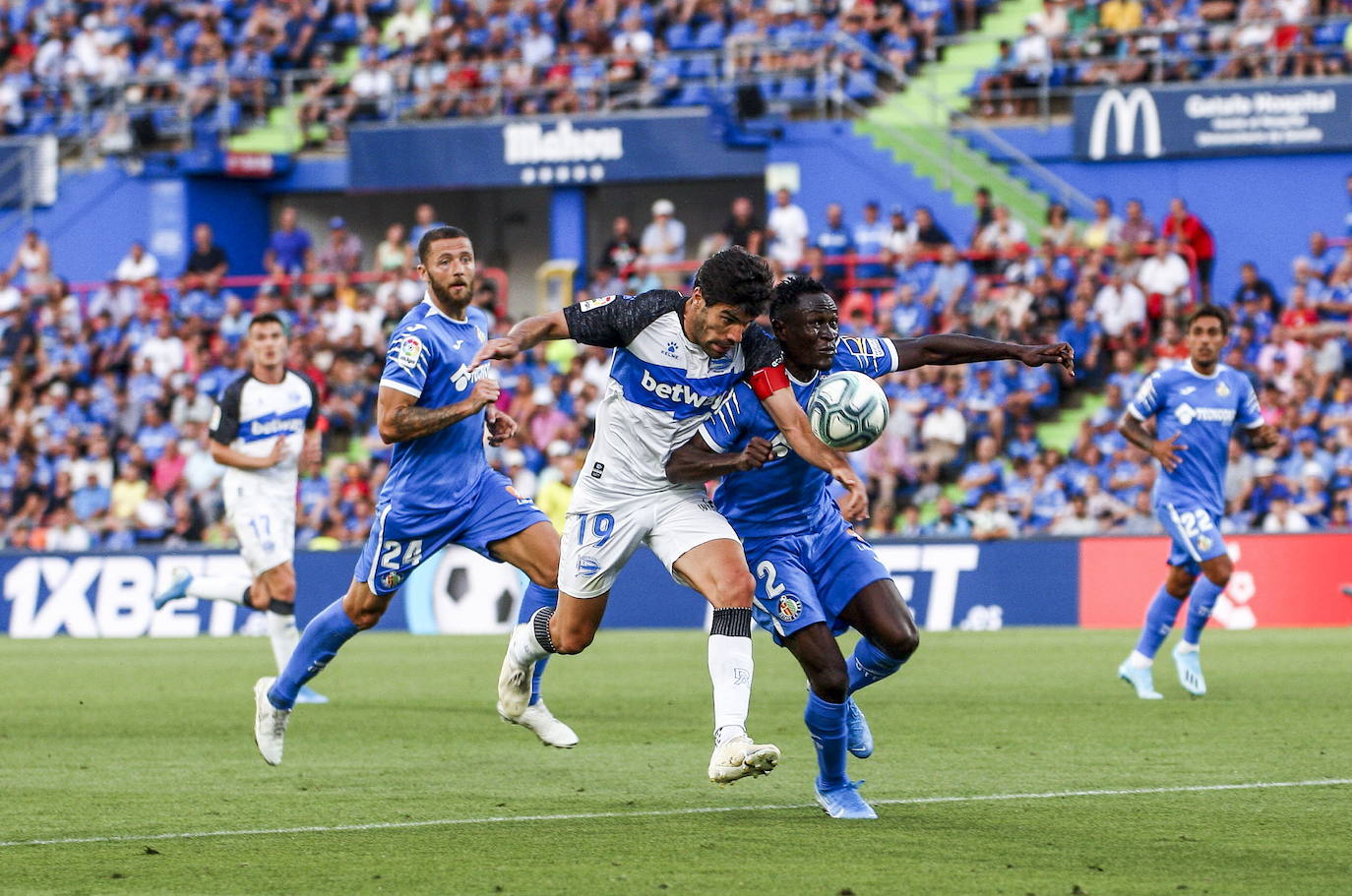 Manu pugna con Djené en el duelo ante el Getafe de la 2019-2020. Una acción de garra del vitoriano desembocó en el tanto del empate, marcado por Joselu.