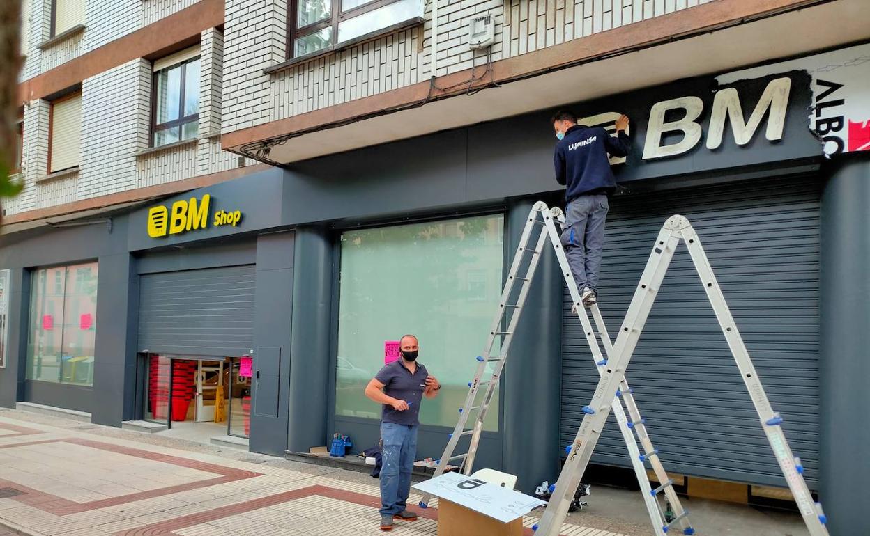 Durante esta semana se rematan las obras del supermercado, que reabrirá mañana. 