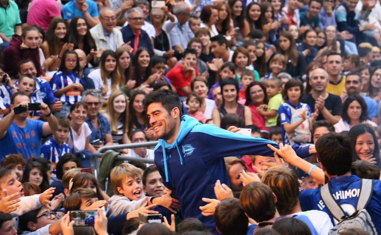 Manu García arropado por la afición.