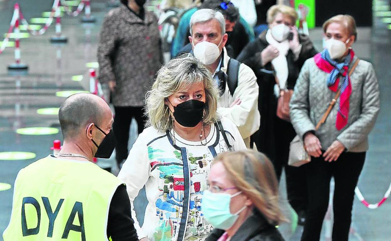 Miles de sexagenarios vascos han sido vacunados en el BEC con AstraZeneca. 