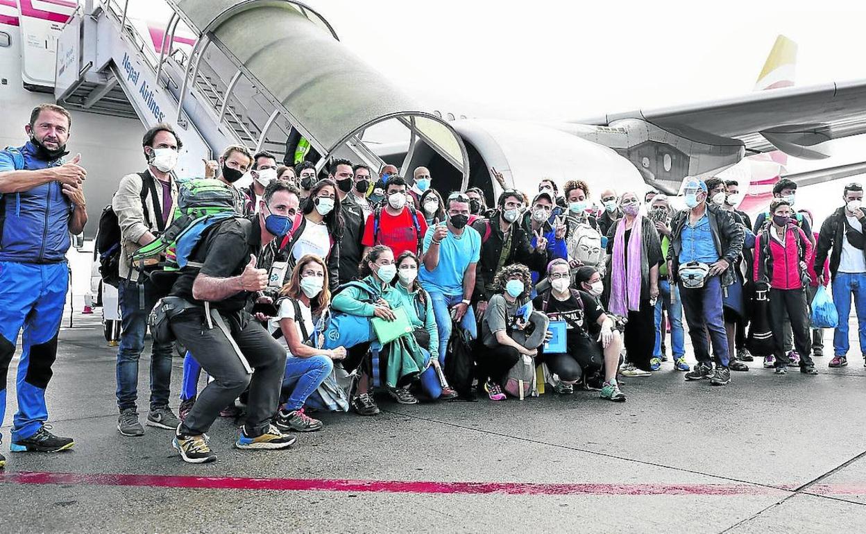 El grupo de españoles repatriados, momentos antes de montar en el avión en el aeropuerto de Katmandú con destino a Madrid. 