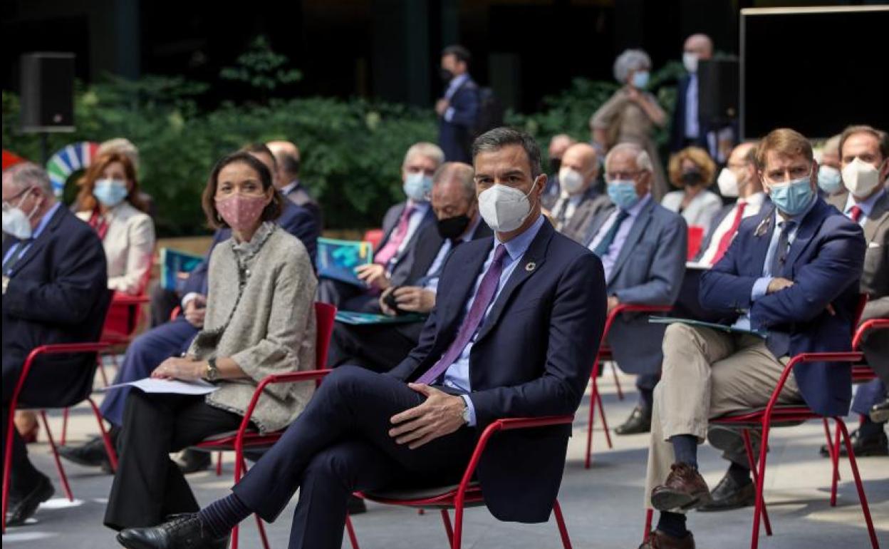 La ministra Reyes Maroto y el presidente Pedro Sánchez en la sede del ICEX.