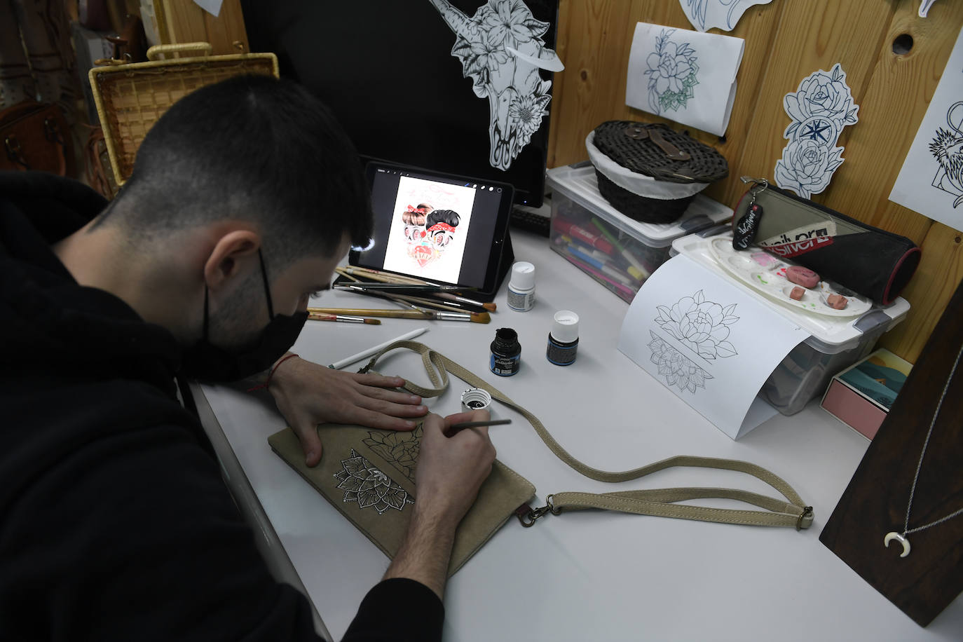 Fotos: Madre e hijo personalizan ropa y accesorios únicos en si tienda de Barakaldo