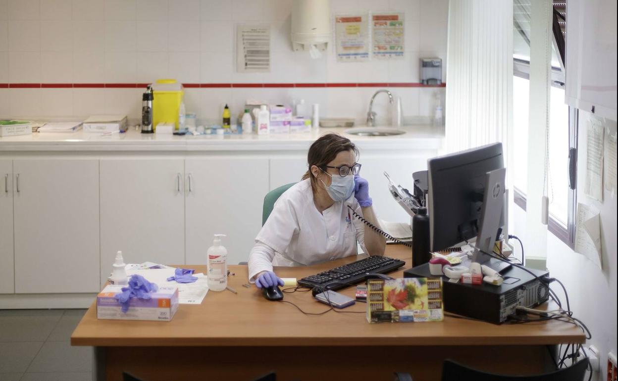 Una facultativa de Osakidetza atiende una consulta telefónica.