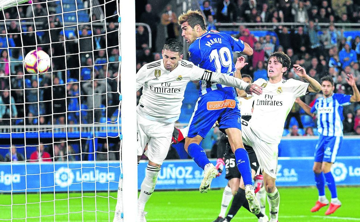 El capitán se eleva para marcar el histórico gol ante el Real Madrid. 