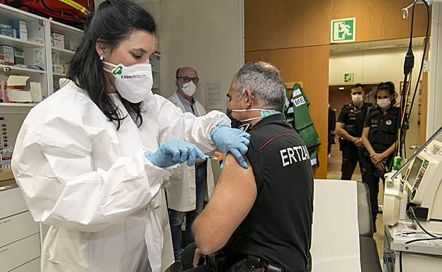 Los agentes de la Ertzaintza comienzan a recibir la segunda dosis de Pfizer tras la primera de AstraZeneca
