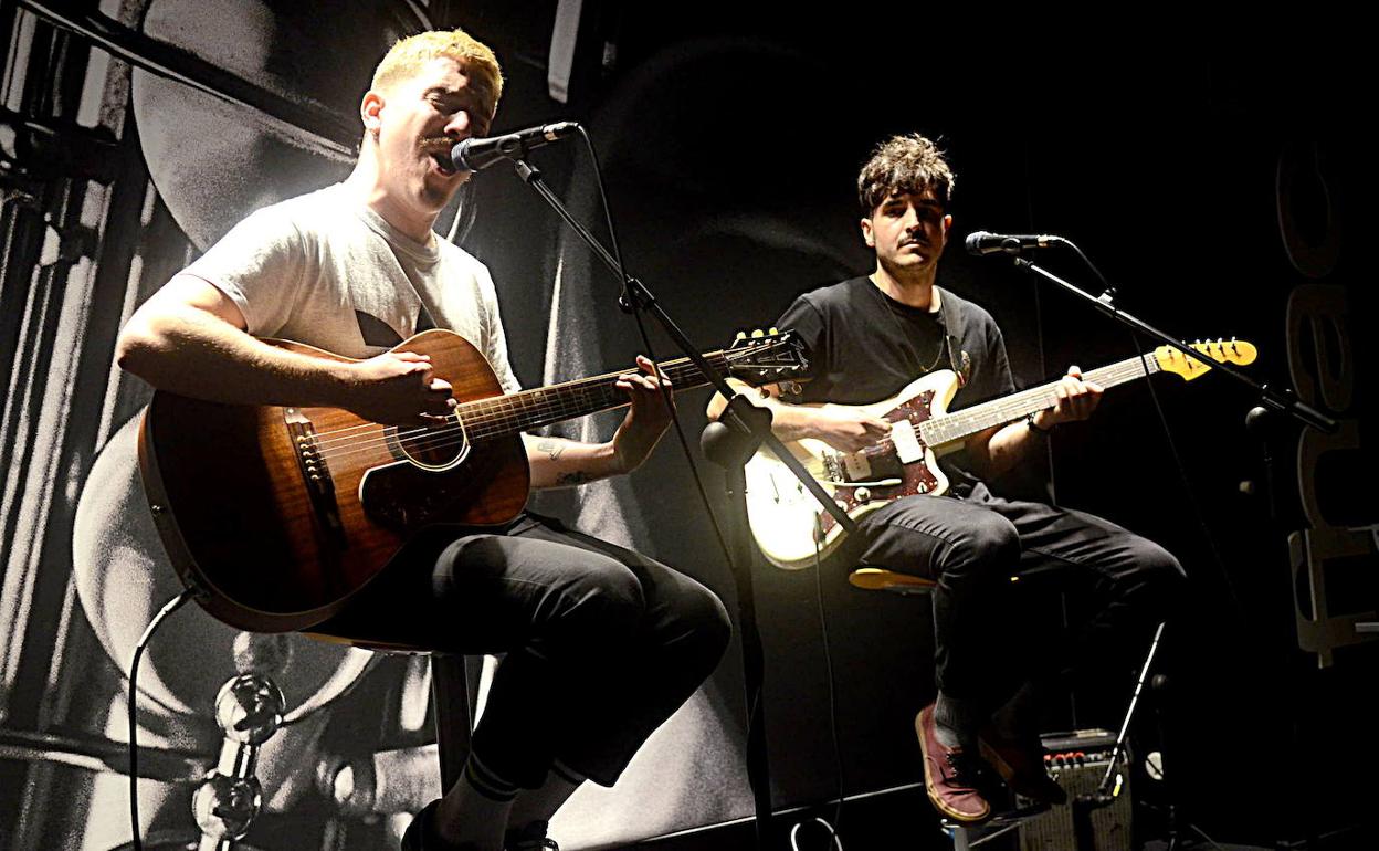 Juanjo Berasain a la acústica y Eñaut Gaztañaga a la eléctrica.