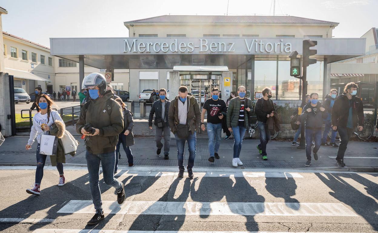 Trabajadores de Mercedes abandonan la planta tras finalizar su turno de mañana.