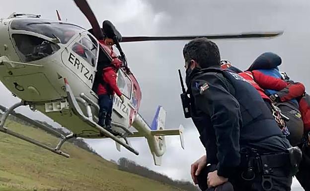 Sucesos Zeanuri: Una de las dos montañeras heridas por un rayo en la cumbre del Gorbea sufre quemaduras graves