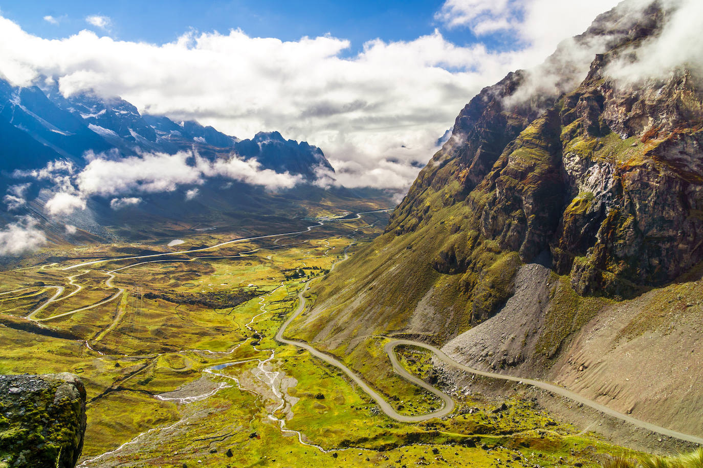 Camino de la Muerte, Bolivia | Esta peligrosa senda es una ruta ciclista de unos 80 kilómetros de extensión, que debe su nombre a la gran cantidad de accidentes fatales que se han producido en ella. Son muchos los que han perdido la vida al circular por este camino. 