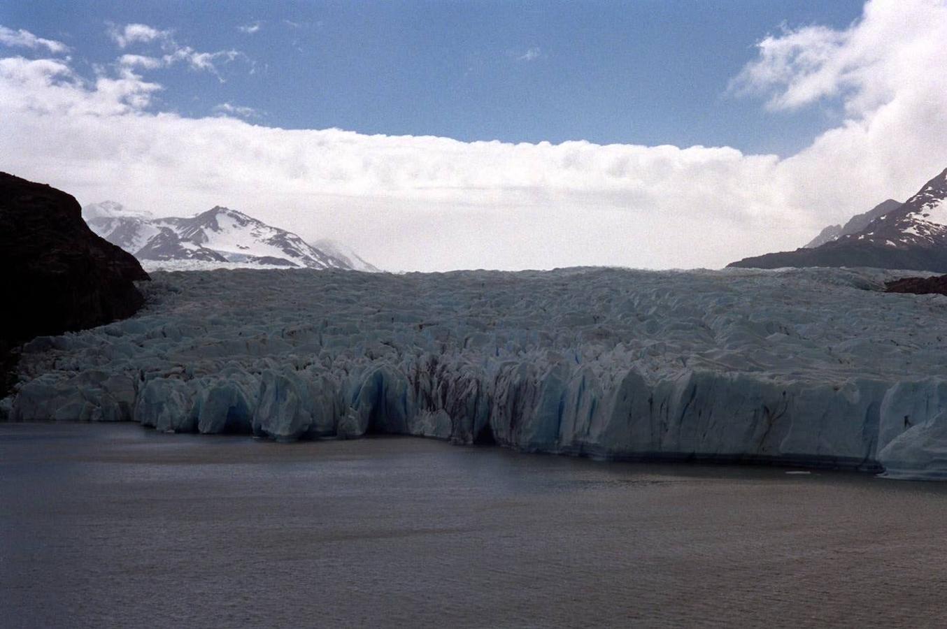 Glaciar Grey (Chile): Este glaciar localizado dentro del Parque Nacional Torres del Paine, forma parte de los Campos de Hielo Sur colindando con el Lago Grey y está declarado como Patrimonio de la Humanidad por la Unesco. Un coloso de hielo azul que mide casi 270 km2 y que actualmente se encuentra en un estado de retroceso.