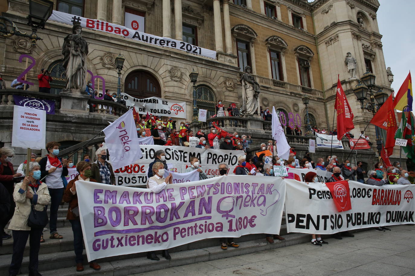 Fotos: Miles de pensionistas vuelven a llenar calles vascas para pedir una pensión mínima de 1.080 euros