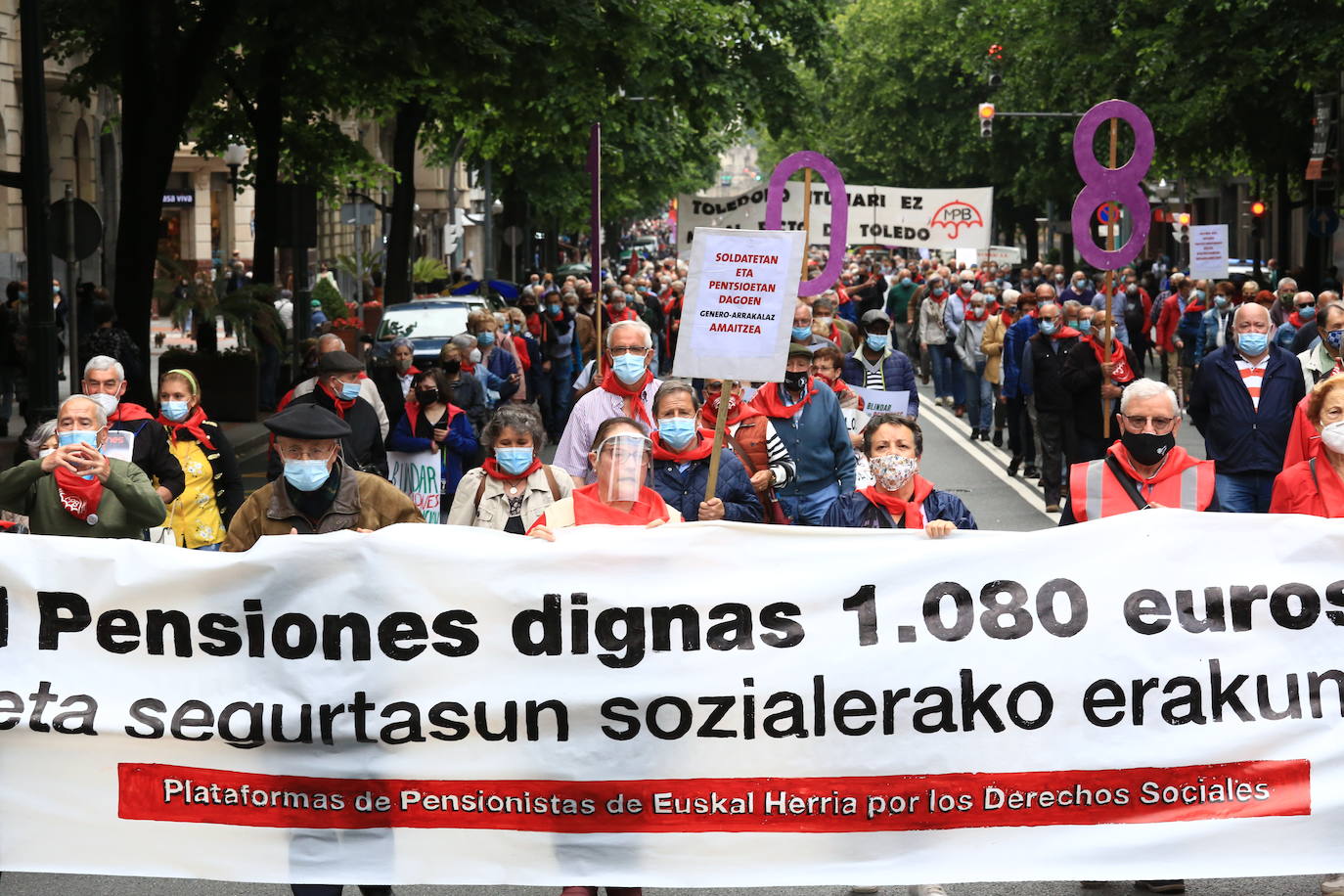 Fotos: Miles de pensionistas vuelven a llenar calles vascas para pedir una pensión mínima de 1.080 euros