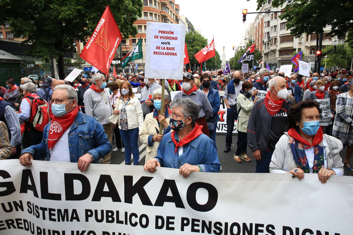 Fotos: Miles de pensionistas vuelven a llenar calles vascas para pedir una pensión mínima de 1.080 euros