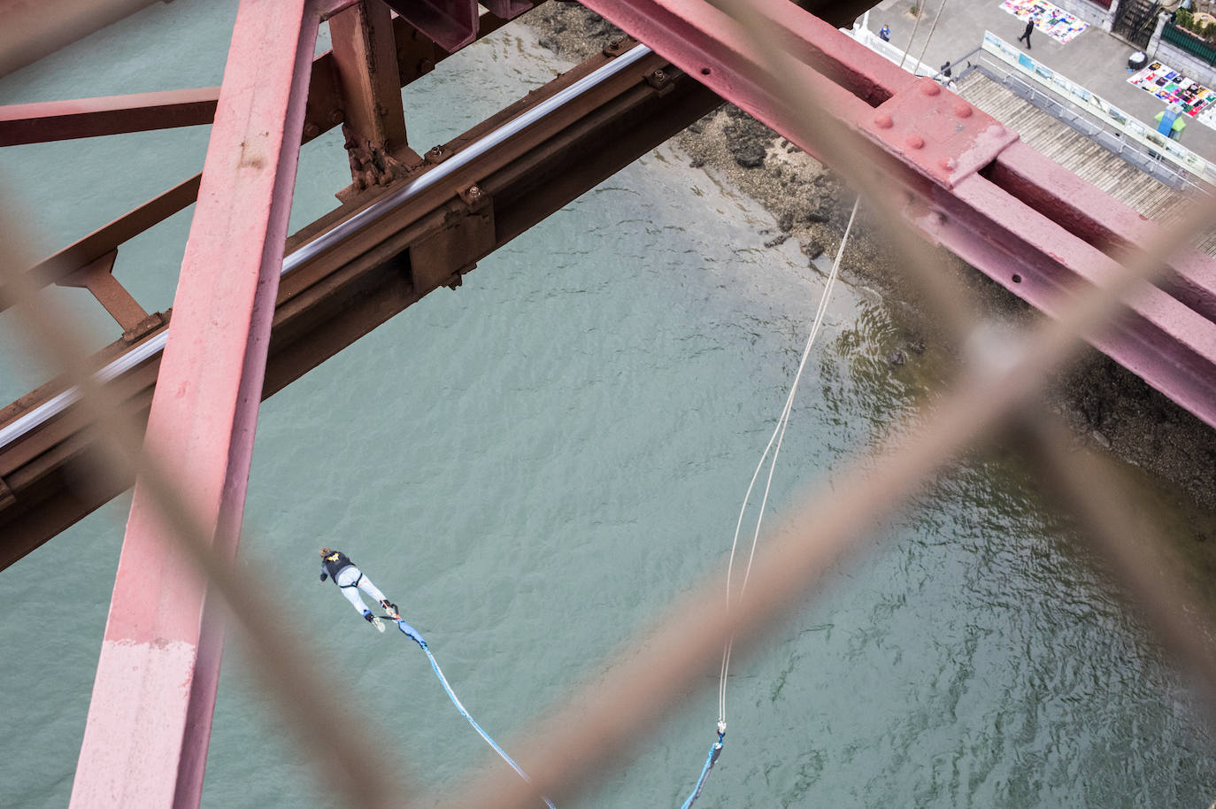 Fotos: Vuelven los saltos desde el Puente Colgante
