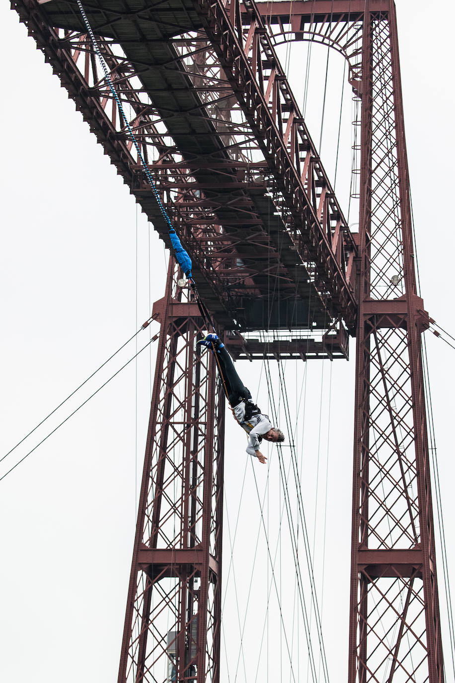 Fotos: Vuelven los saltos desde el Puente Colgante