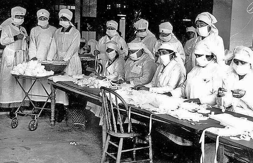 Enfermeras de Cruz Roja protegidas con mascarillas en 1918.