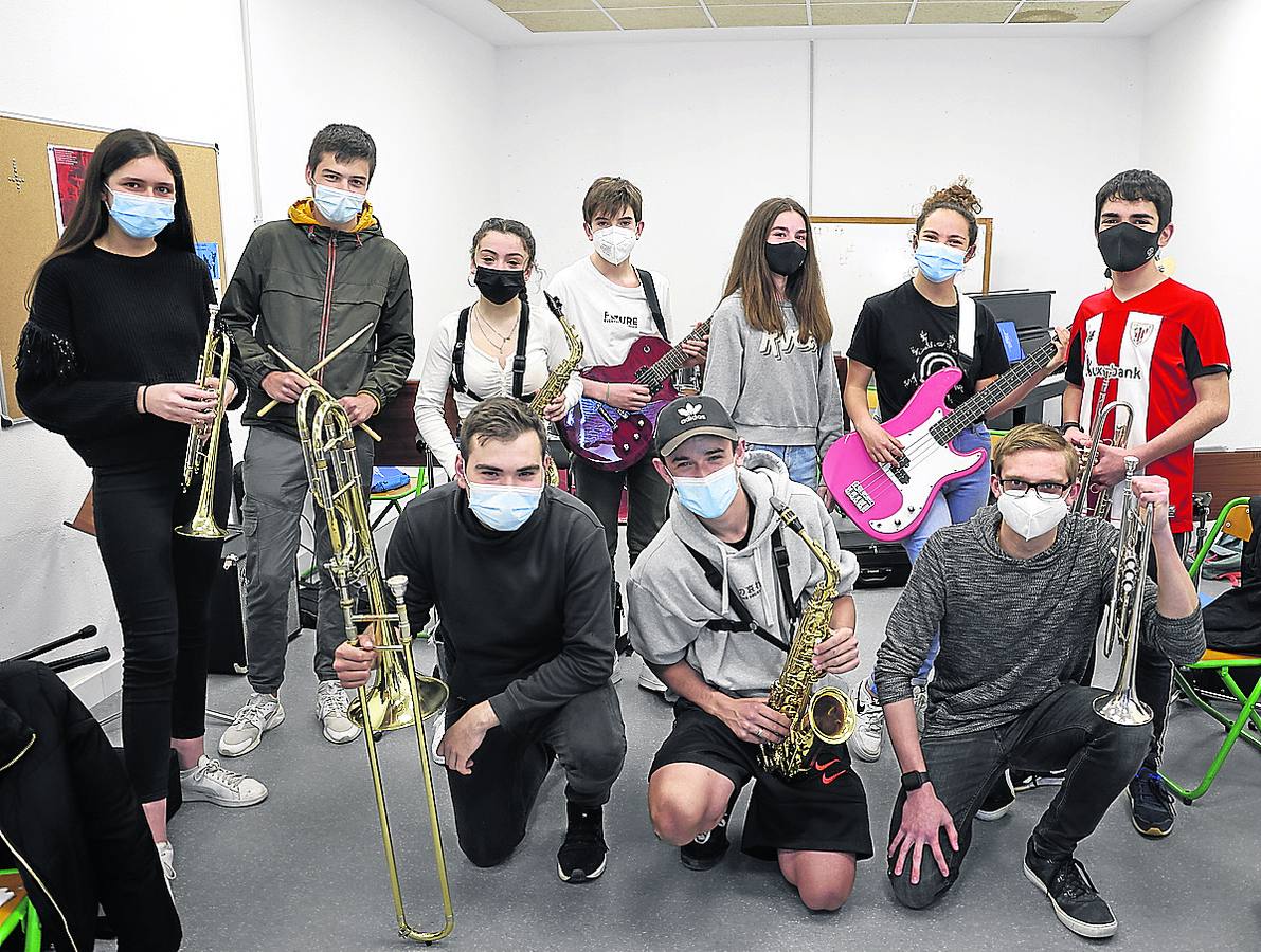 Big Band Txiki. Formada por diez alumnos del conservatorio vitoriano: González de Langarica, Fernández, López-Davalillo, Pirón, Gorosabel, Abio, Fernández, Sánchez, Domínguez y Murga.