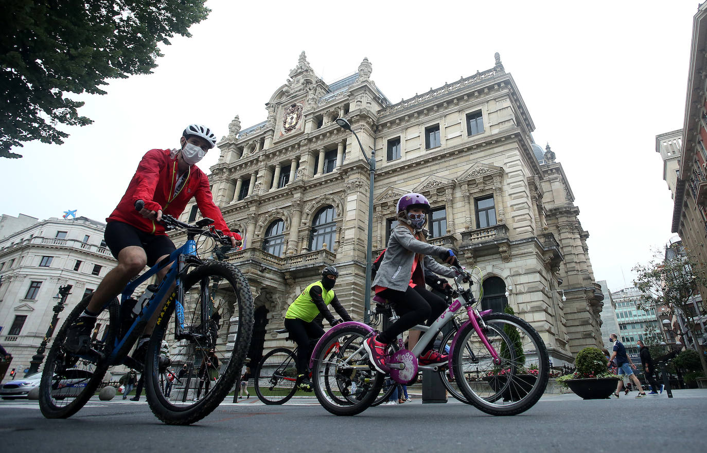 Más de cien ciclistas marchan por primera vez para reclamar un bidegorri entre Bilbao y Barakaldo
