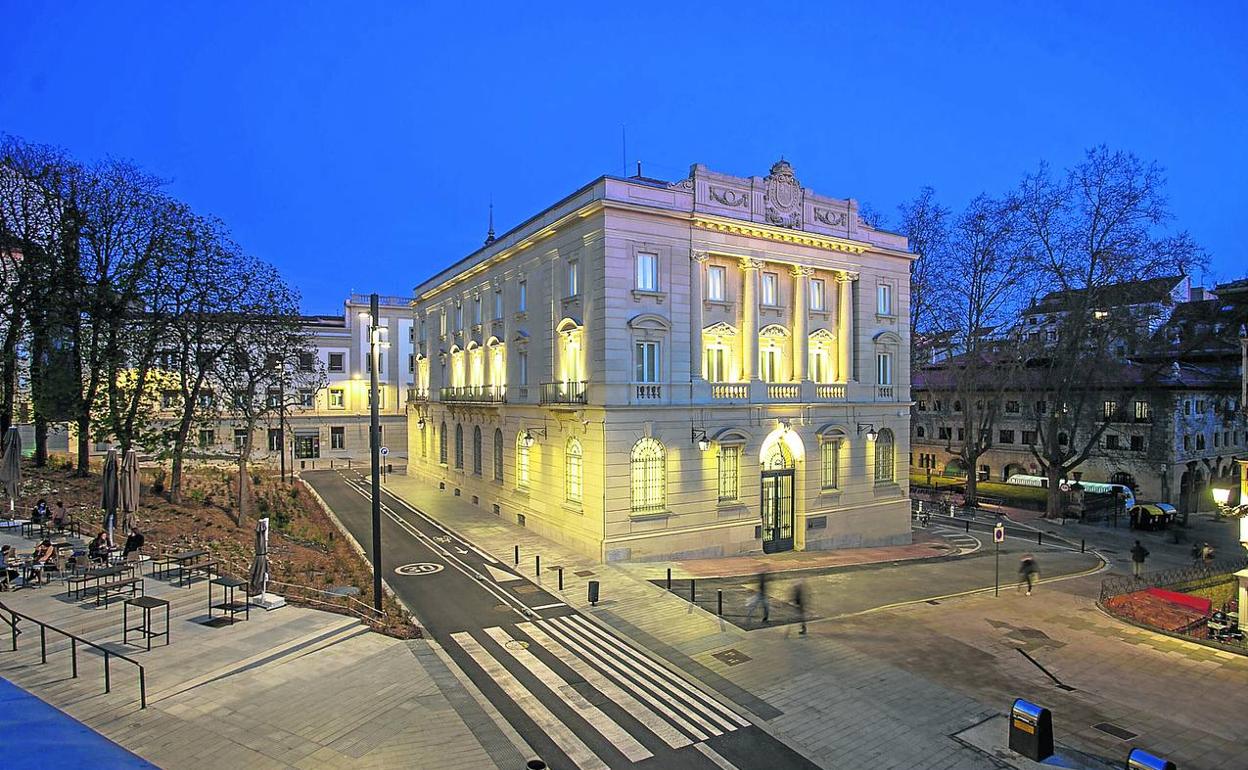 El Memorial está ubicado en la antigua sede del Banco de España de Vitoria. 