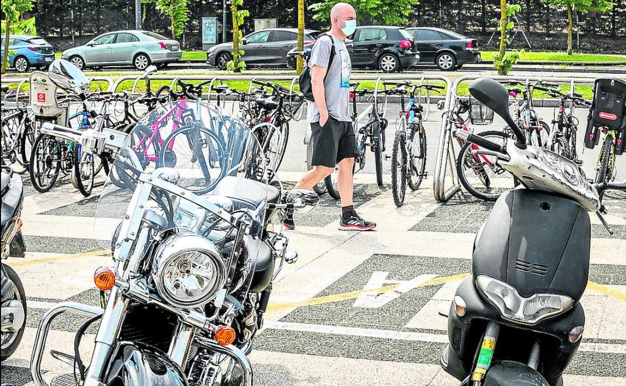 La moto intenta hacerse hueco en Vitoria, donde la bicicleta reina entre las dos ruedas. 