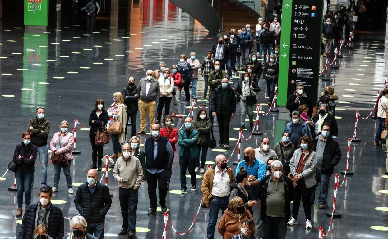 Imagen de las colas para vacunarse en el BEC. 