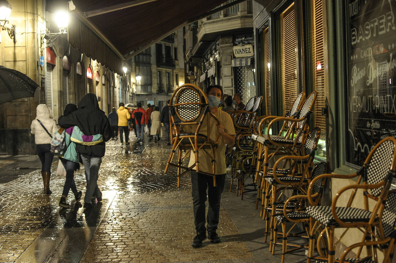 El horario de bares y restaurantes se amplía hasta las doce de la noche desde el miércoles