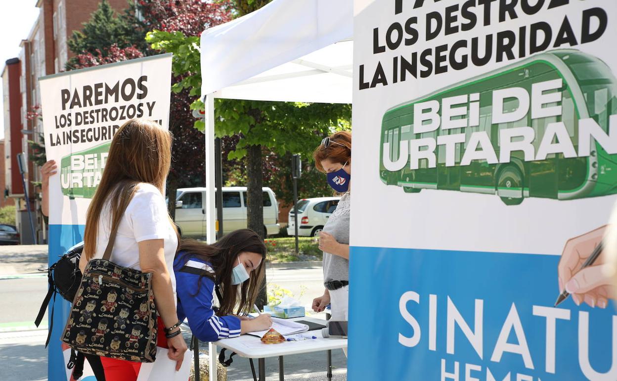 El PP recoge firmas para recuperar los pasos de cebra en el trazado del BEI
