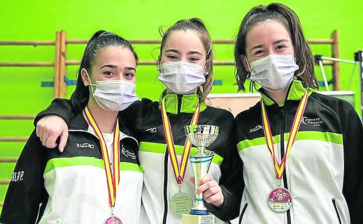 El equipo femenino posa con sus medallas. 