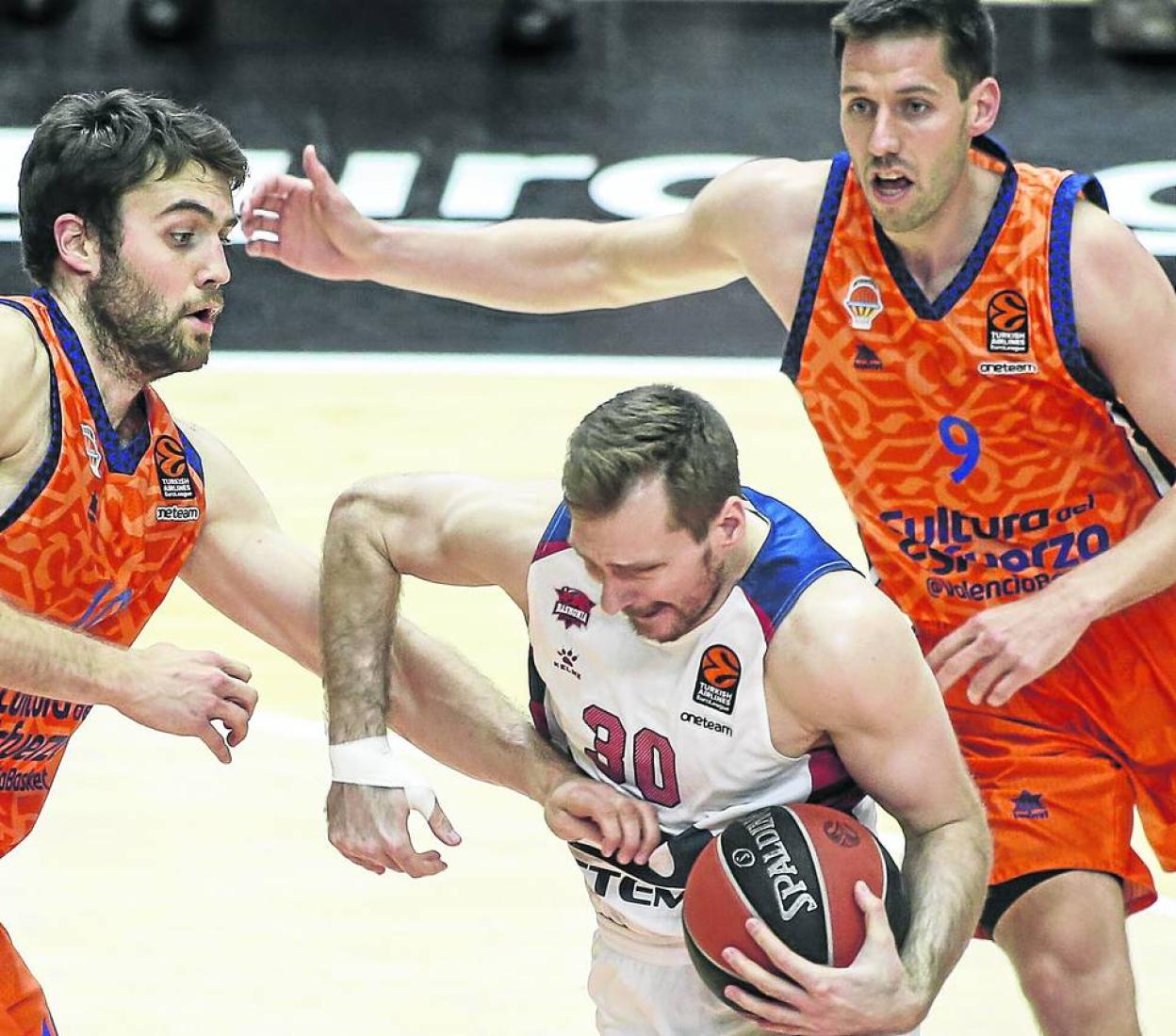 Zoran Dragic recibe la falta de Mike Tobey durante el último duelo disputado en la Fonteta entre el Baskonia y el Valencia Basket. 