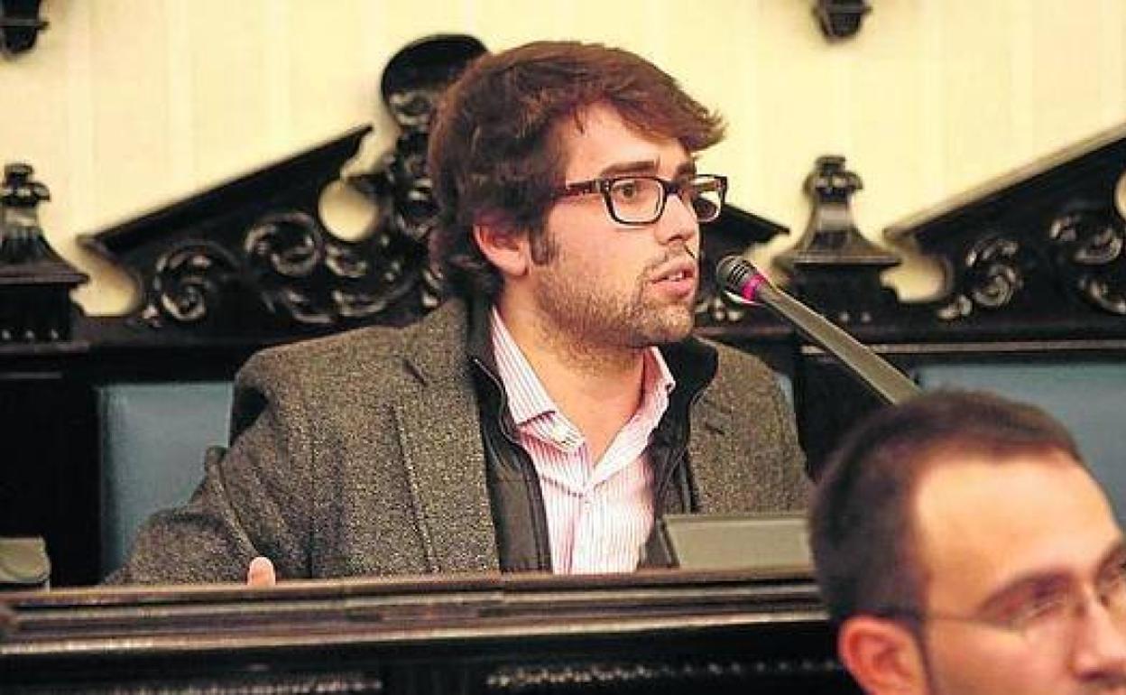 Iñaki García Calvo (PP) interviene durante un pleno.