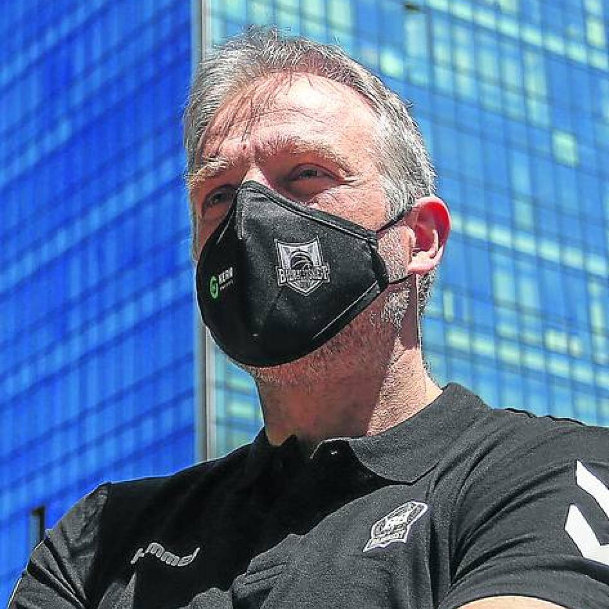 Savovic posa con una mascarilla del Bilbao Basket. 