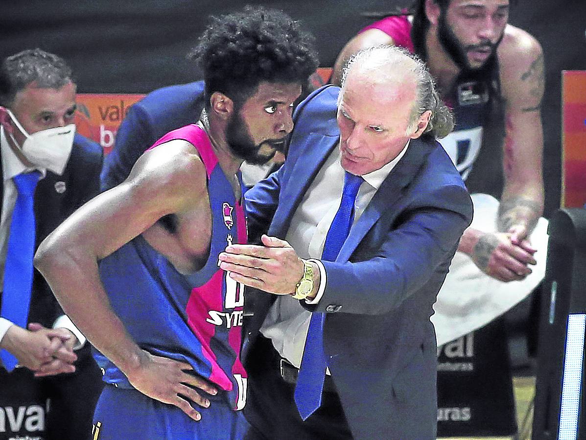 Dusko Ivanovic da instrucciones a Massenat en un momento del partido