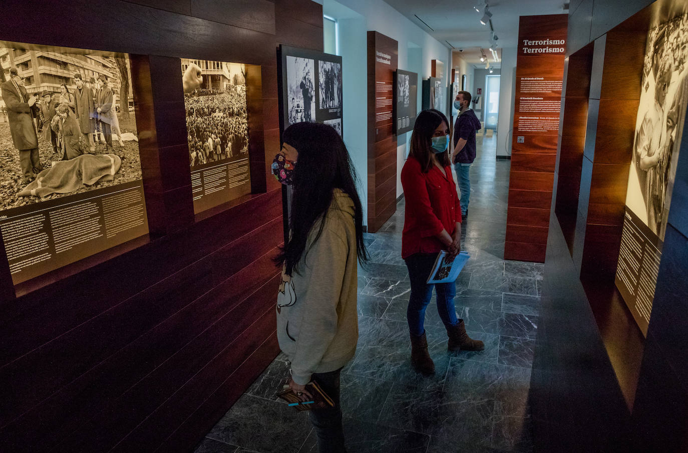 Pasillo homenaje a los fotoperiodistas en los que se recogen algunas de las imágenes más significativas que se publicaron sobre atentados terroristas.