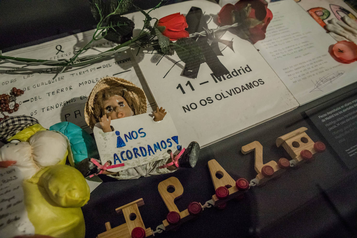 Muñecos, flores y velas que ciudadanos dejaron en los memoriales improvisados en la calle tras los atentados del 11-M y Las Ramblas.