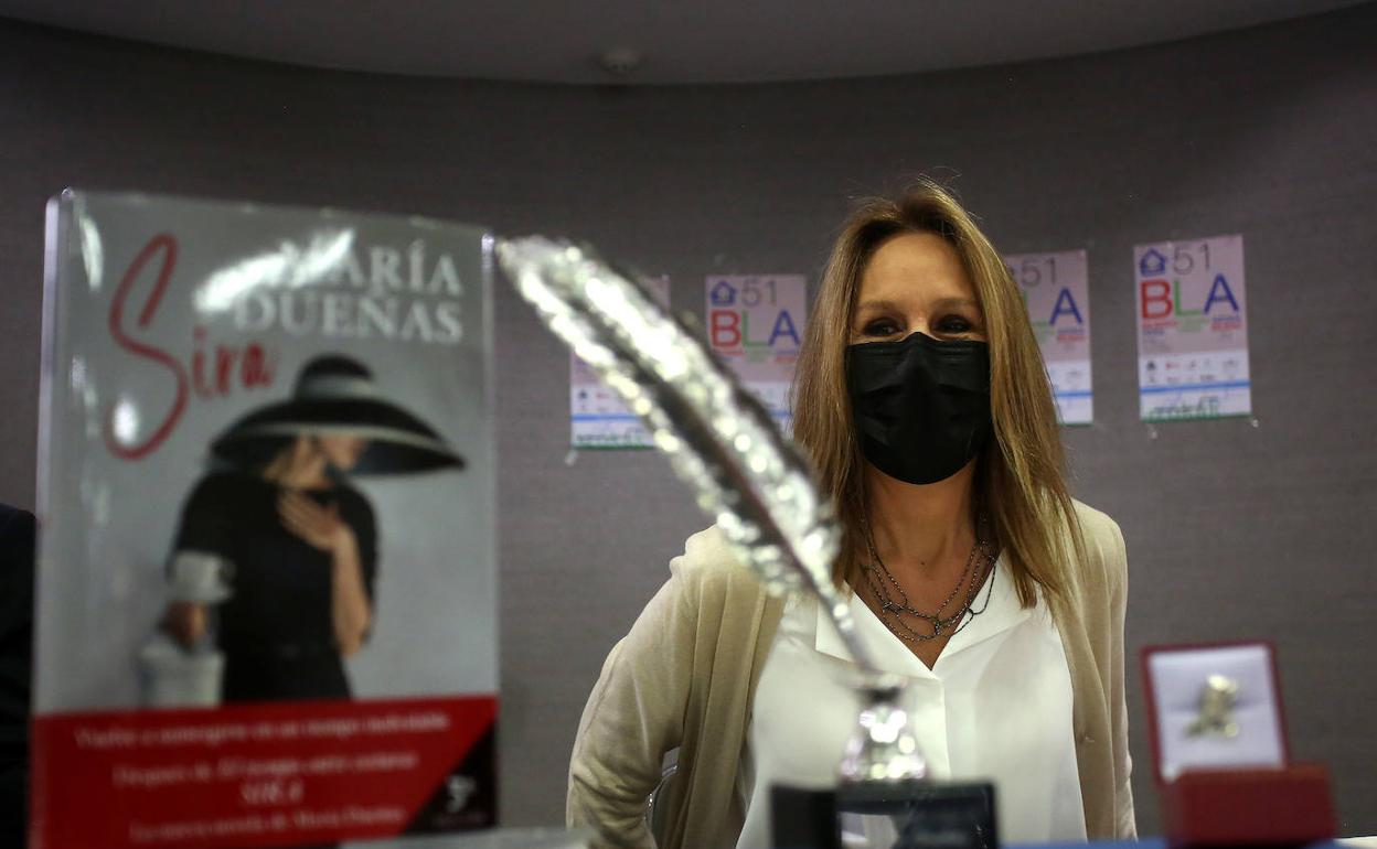 María Dueñas ha recibido esta mañana la Pluma de Plata y por la tarde presenta 'Sira' en Bidebarrieta. 