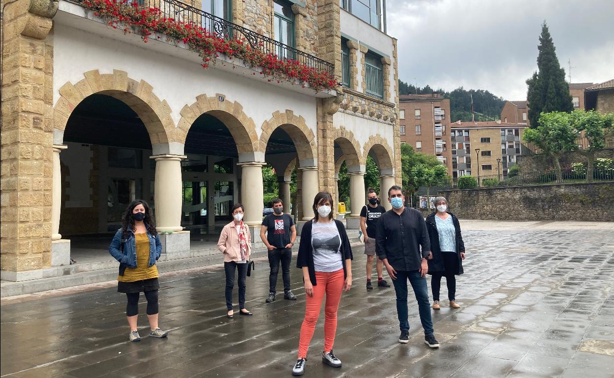 Representantes municipales de EH Bildu. Al frente la alcaldesa de Orduña, Itziar Biguri, y el juntero Raúl Méndez 