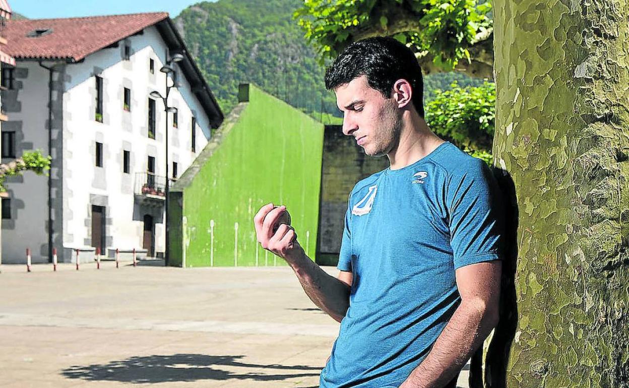 Jokin Altuna observa una pelota junto al frontón al aire libre de Amezketa. 