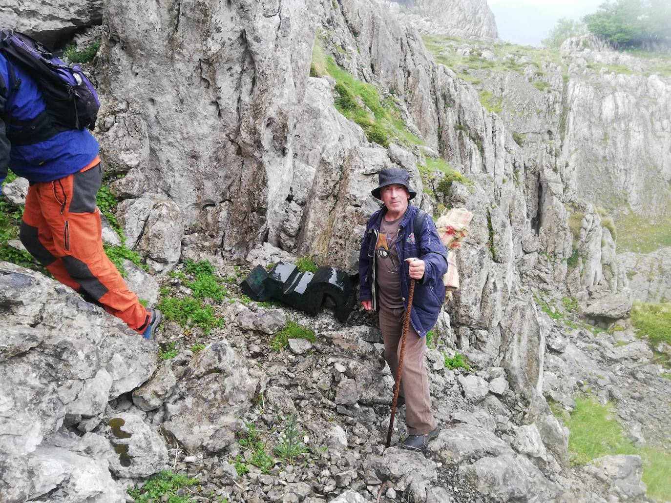 El grupo, con la pieza de Basterretxea.