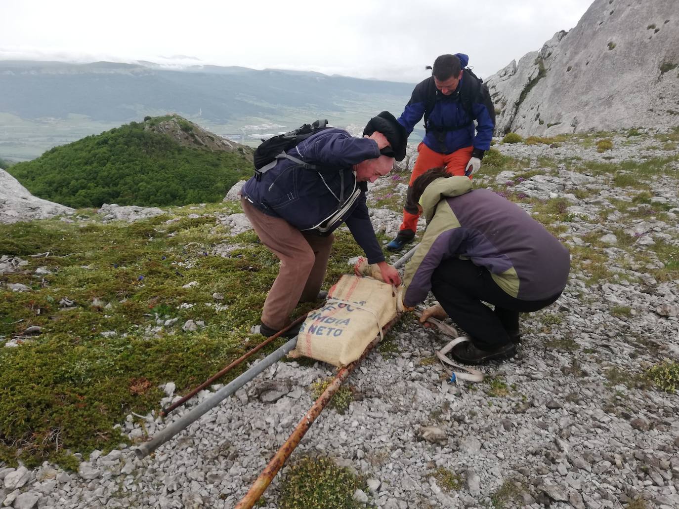 La obra de arte, envuelta y atada para ser llevada monte abajo. 