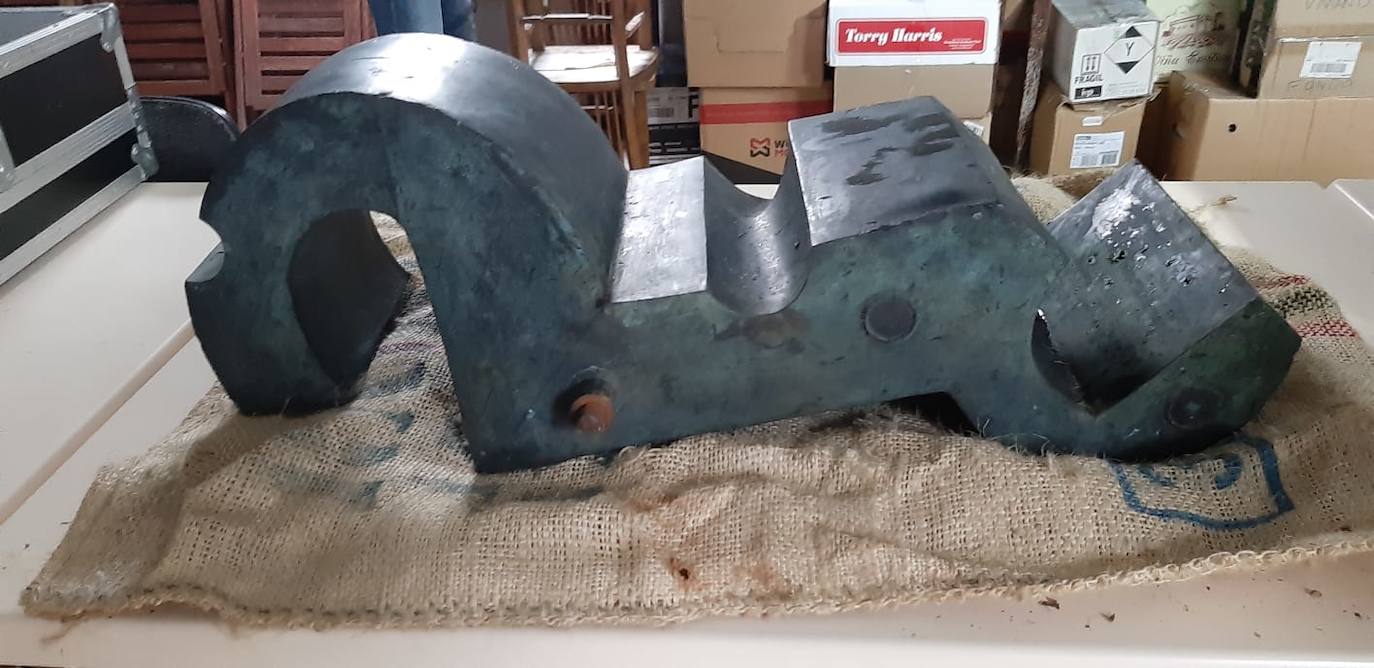 Detalle de los anclajes con los que la obra se sujetaba a las rocas en su día.