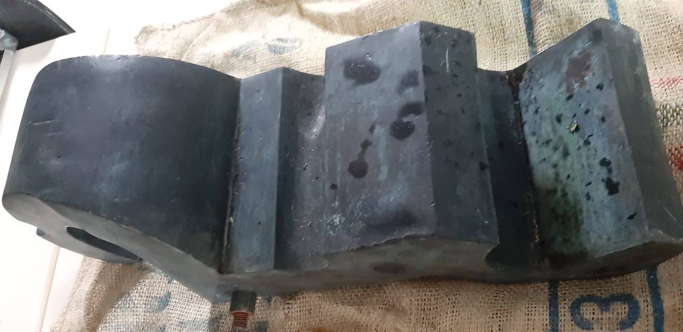 Detalles y marcas en la superficvie de bronce.